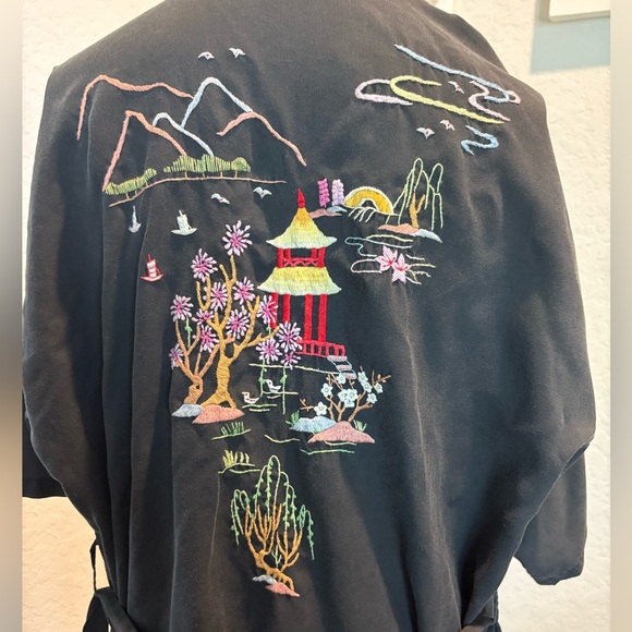 Vintage Asian Hand Embroidered Black Kimono Robe size medium Chinese Art - Picture 6 of 12